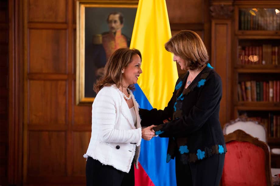 Adriana del Rosario Mendoza (izquierda) durante su nombramiento como viceministra de Asuntos Multilaterales.