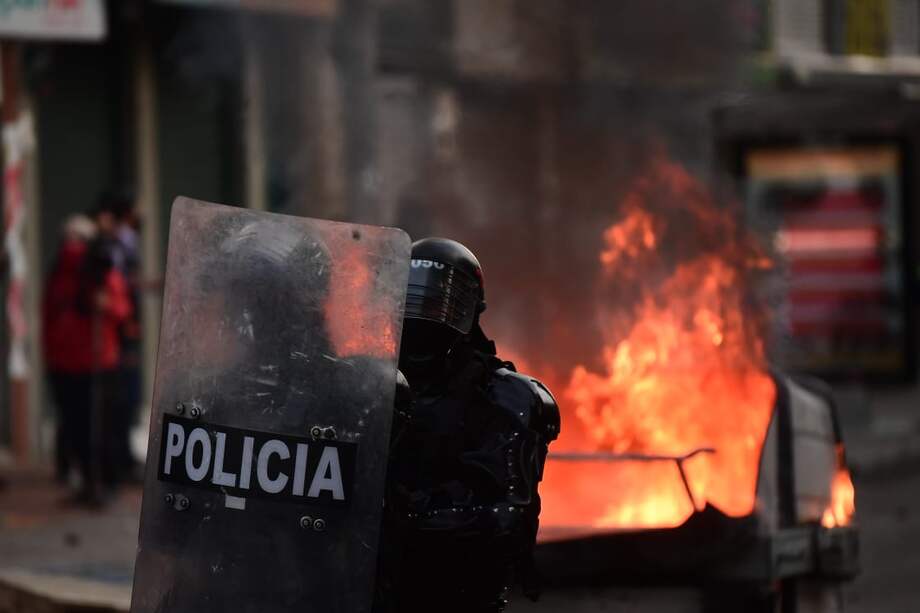 Los disturbios también afectaron la operación de Transmilenio, por lo que varias estaciones fueron cerradas y la flota se detuvo en varios puntos.