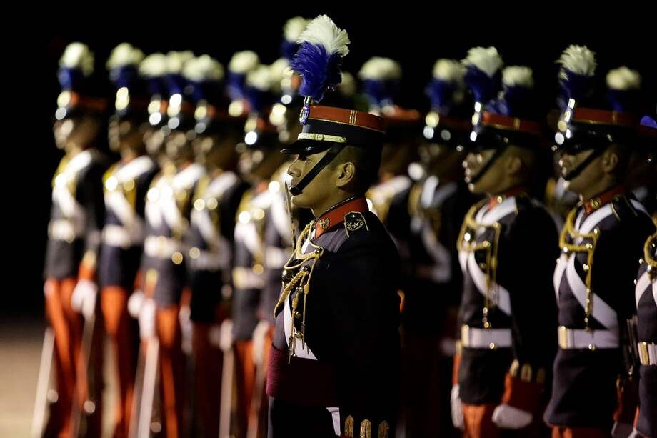 Así recibe la guardia de honor a los participantes de la Cumbre Iberoamericana hoy, en el aeropuerto La Aurora de Ciudad de Guatemala. / EFE