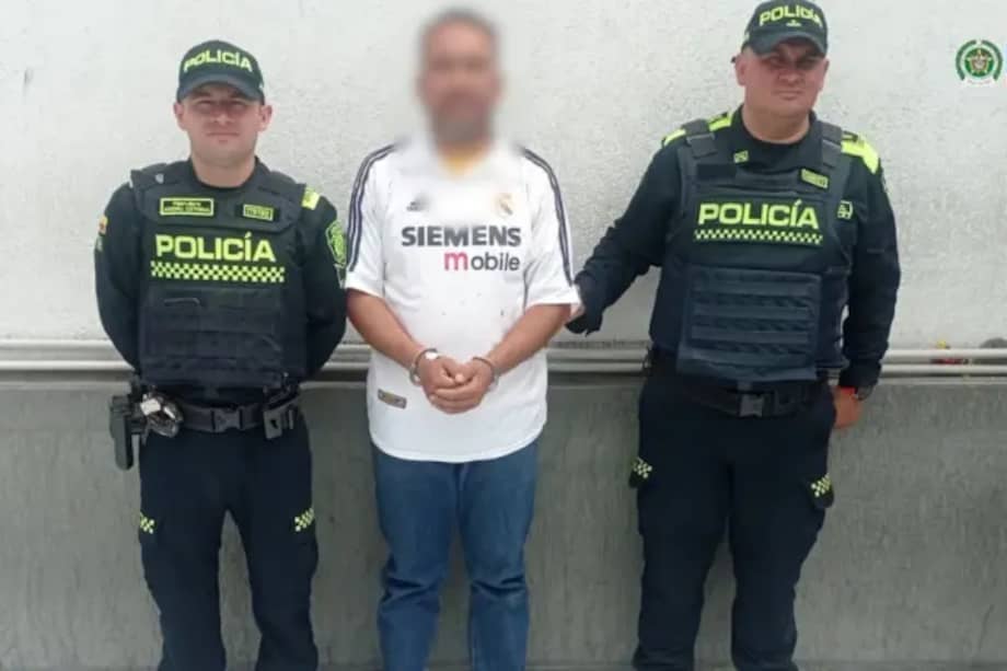 Tras atacar con un martillo y un arma cortopunzante a Fabiana Karina Rincón, su expareja, Medina Villa se entregó a las autoridades. La víctima permanece en un centro médico en estado de coma. El agresor no aceptó cargos.