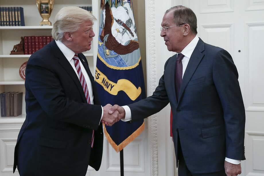 Serguei Lavrov, canciller ruso, y Donald Trump, presidente de Estados Unidos. / AFP.