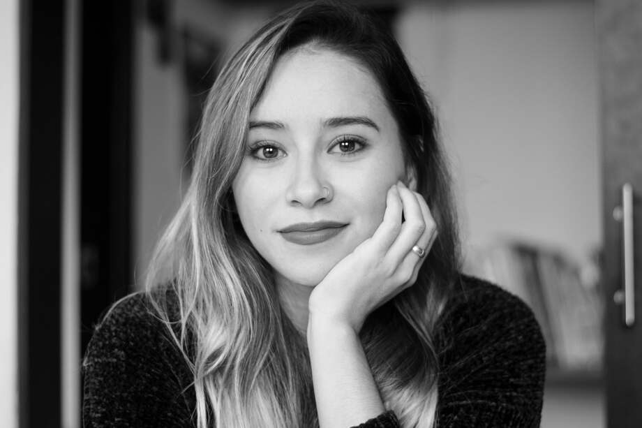 Ana María Bustamante es poeta y socióloga. Ha publicado dos libros "Antes del silencio" (2019) y "Nieve" (2022).