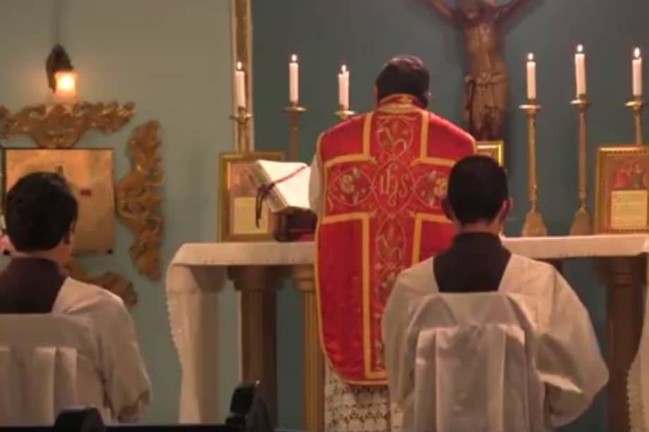 Misas en latín y de espaldas al público "dispararon el rating" de Teleamiga