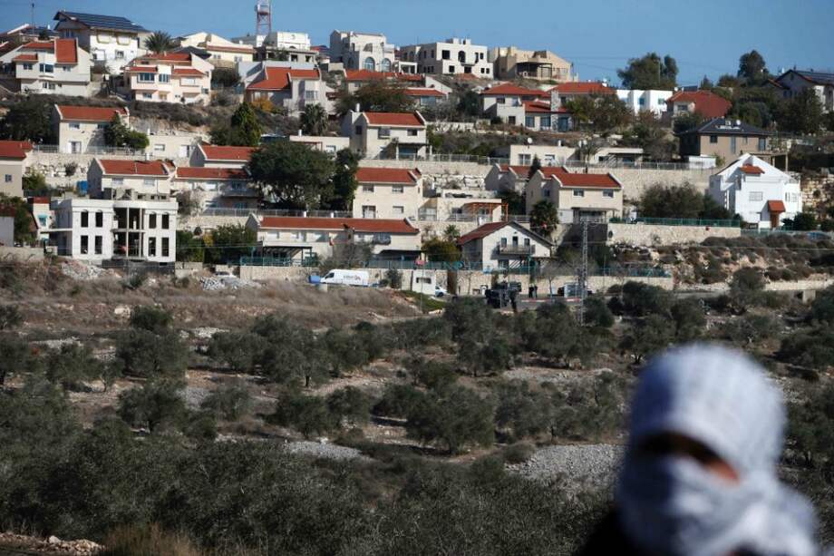 Un palestino protesta ante los asentamientos de Qadumim, en Cisjordania. / AFP