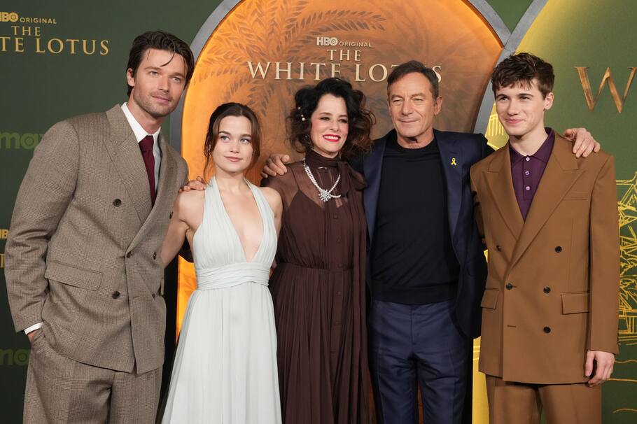 LOS ANGELES (United States), 11/02/2025.- US actor Patrick Schwarzenegger (L), US actress and singer Sarah Catherine Hook (2-L), US actress Parker Posey (C), English actor Jason Isaacs (2-R), and US actor Sam Nivola (R) attend the premiere of the television series 'The White Lotus' season 3 at Paramount Studios in Los Angeles, California, USA, 10 February 2025. EFE/EPA/ALLISON DINNER