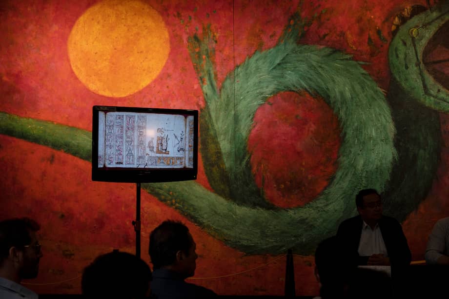 Documentos pictográficos conocidos como "Los Códices de San Andrés Tetepilco" se proyectan en una pantalla durante su presentación en el Museo de Antropología.