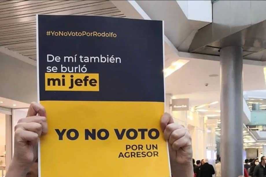 Carteles con los que jóvenes protestaron contra el candidato presidencial.