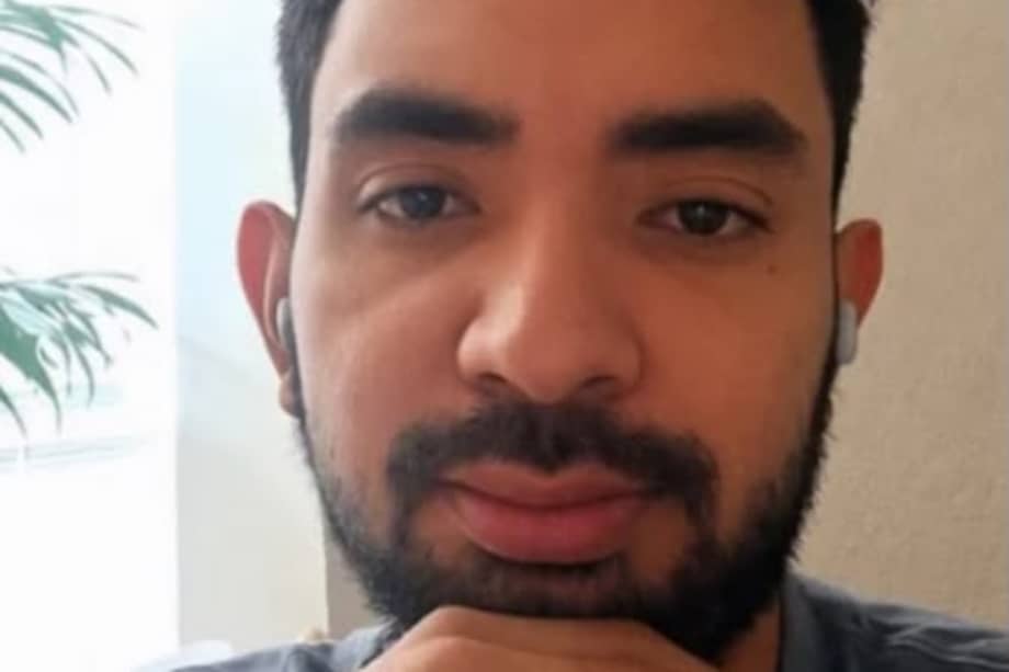 Según el reporte de búsqueda, Andrés Camilo mide aproximadamente 1,65 metros, es de contextura delgada, tiene tez trigueña, ojos cafés oscuros y cabello negro. Su familia señaló que la última información que tiene sobre su paradero es que salió de su conjunto residencial, en el barrio San Cipriano, en la localidad de Suba, y desde entonces se desconoce su ubicación.
