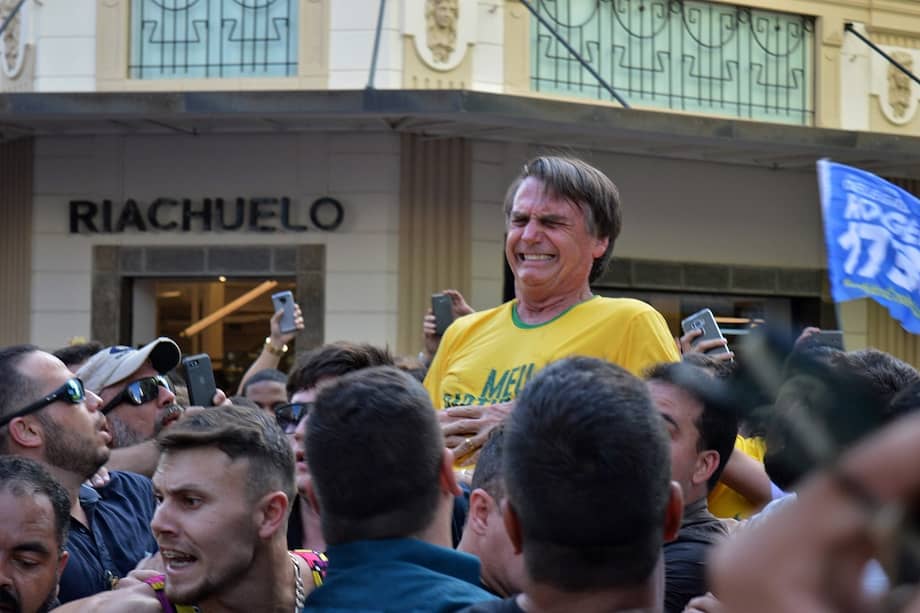 Jair Bolsonaro al ser atacado con un cuchillo durante un acto de campaña. / AFP