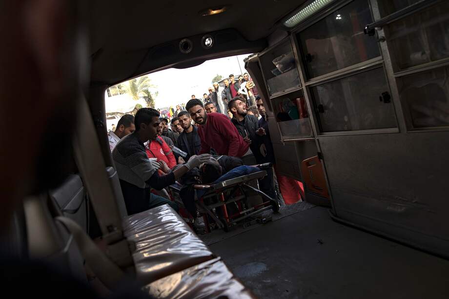 Un palestino herido es trasladado fuera de una ambulancia en el Hospital Nasser de Jan Yunis, tras los ataques aéreos israelíes contra el sur de la Franja de Gaza. Las fuerzas israelíes reanudaron los ataques militares contra Gaza tras el fin de la tregua de una semana, el 1 de diciembre.