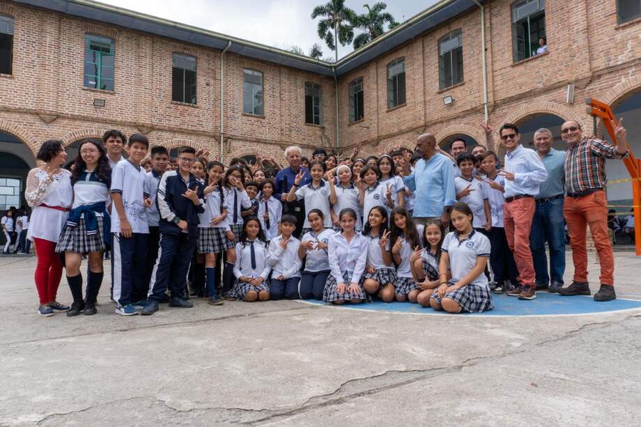 Gracias al programa, 3.180 artistas, formadores y sabedores transmiten conocimientos y tradiciones ancestrales en 1.590 establecimientos educativos.