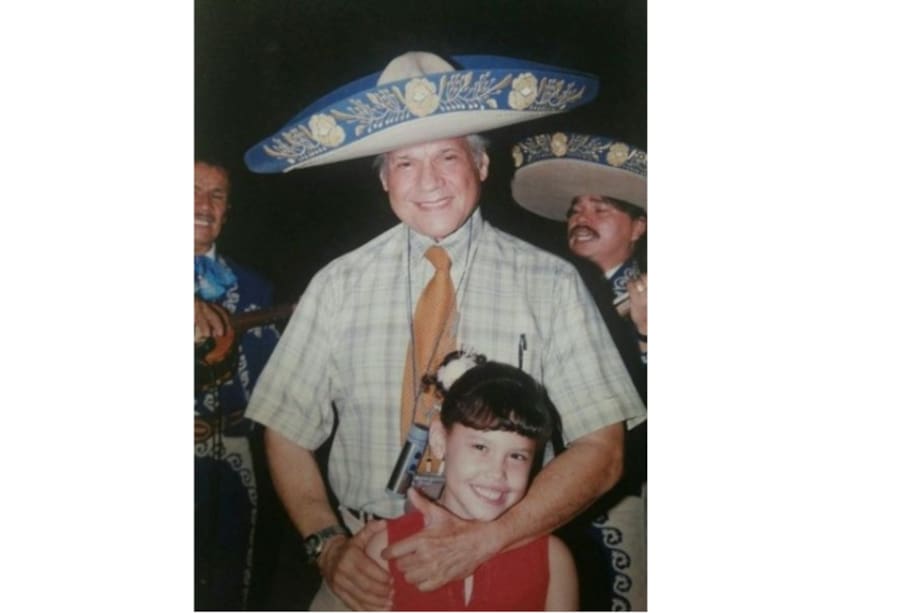 Ana del Castillo, cuando era niña, en medio de una celebración familiar junto a su padre.