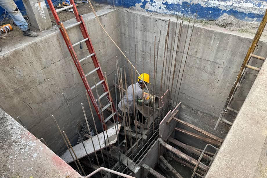 Frente de obra de saneamiento en uno de los puntos críticos priorizados por el Distrito.
