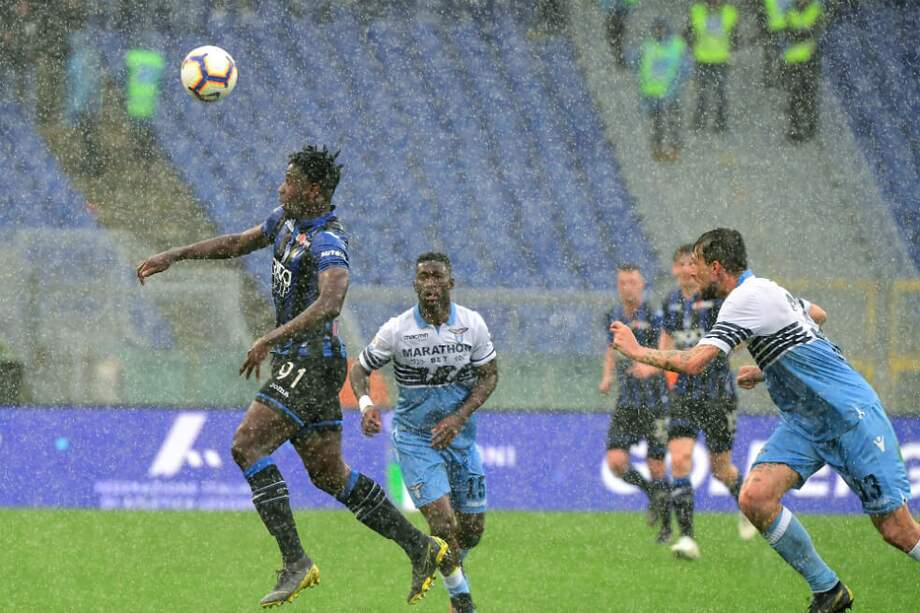 Duván Zapata (i), durante el partido de este domingo entre Lazio y Atalanta. / AFP