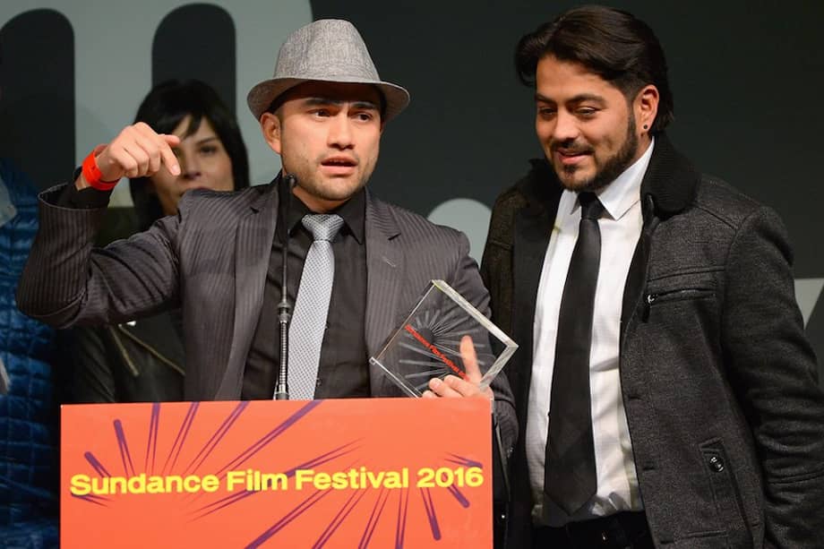 El productor Manolo Cruz y el director Carlos del Castillo, aceptan el premio del público por el filme "La ciénaga entre el mar y la tierra". / AFP