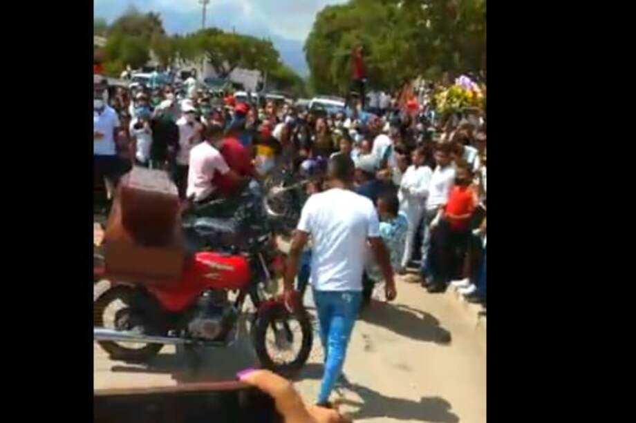 Durante el cortejo fúnebre no se respeto el distanciamiento social.