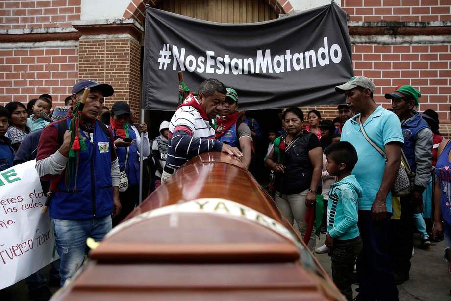 Indígenas asisten al funeral de Gersaín Yatacué en Toribio, Cauca (Colombia). Yatacué, coordinador de la guardia indígena, fue asesinado en el corregimiento Huellas, de Caloto. / Ernesto Guzmán Jr.