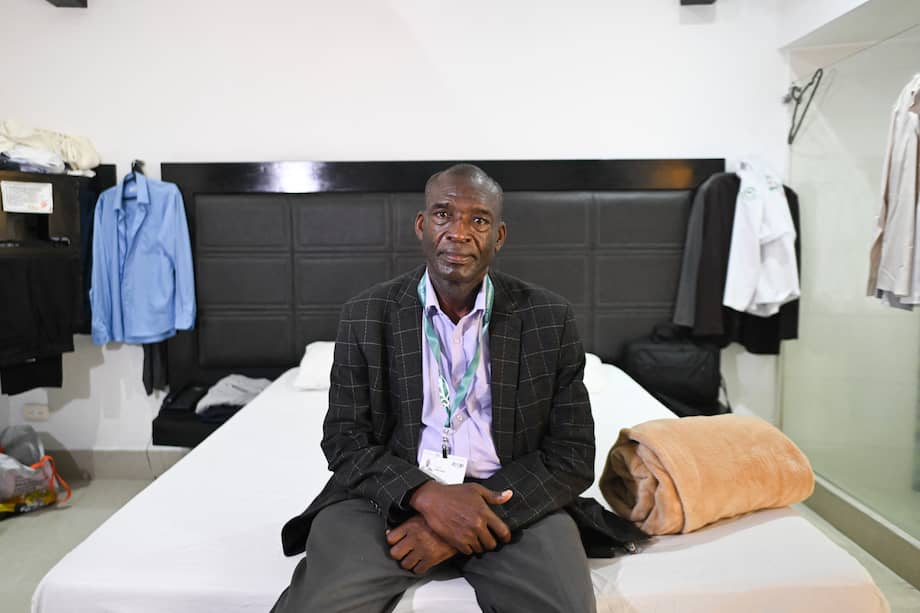 Aggrey Rwetsiba, delegado de Uganda, en la habitación del motel en el que se hospeda durante la COP16.