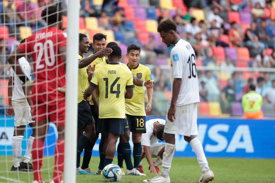 Jugadores de Ecuador celebran uno de los nueve goles que marcaron a Fiyi en el Mundial Sub-20 de Argentina.