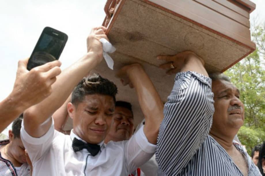 Teófilo Gutiérrez ayuda a cargar el ataúd de su abuela. Foto: El Heraldo
