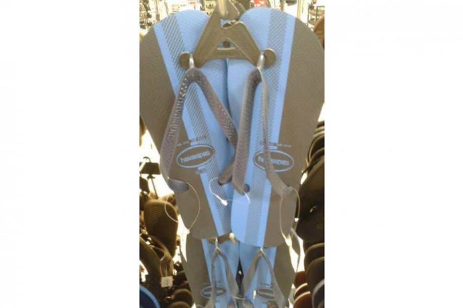 Los colores reales de las sandalias serían azul claro y azul oscuro. / Twitter: @positivedemi