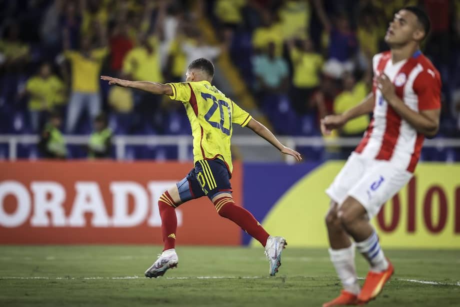 Daniel Luna celebra el tanto del empate de Colombia contra Paraguay.