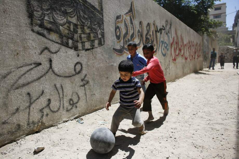 Niños palestinos jugando fútbol en la ciudad de Gaza / AFP