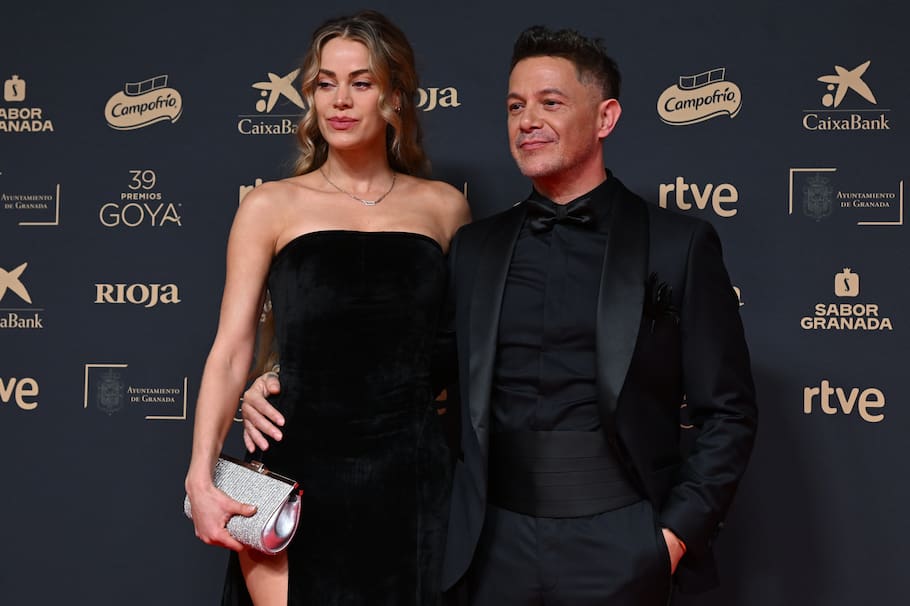El cantante Alejandro Sanz y su pareja, Candela Márquez (i), posan en la alfombra roja de la 39 edición de los Premios Goyaen febrero pasado en Madrid