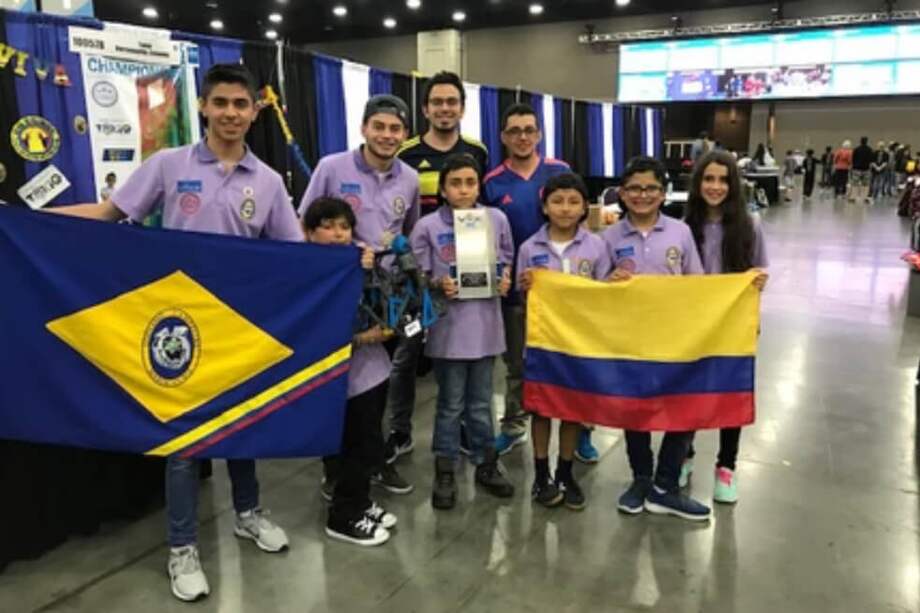El 2 de mayo arribó a Bogotá la delegación, conformada por los estudiantes Manuela Vergara, Sergio Peña, Juan Pablo Martínez, Mateo Castañeda, Nicolás Cubillos, Juan Felipe Villalobos, y los docentes, Edwin Vargas y Néstor Chaparro.
/ Cortesía, Gimnasio Bilingüe Campestre Marie Curie.