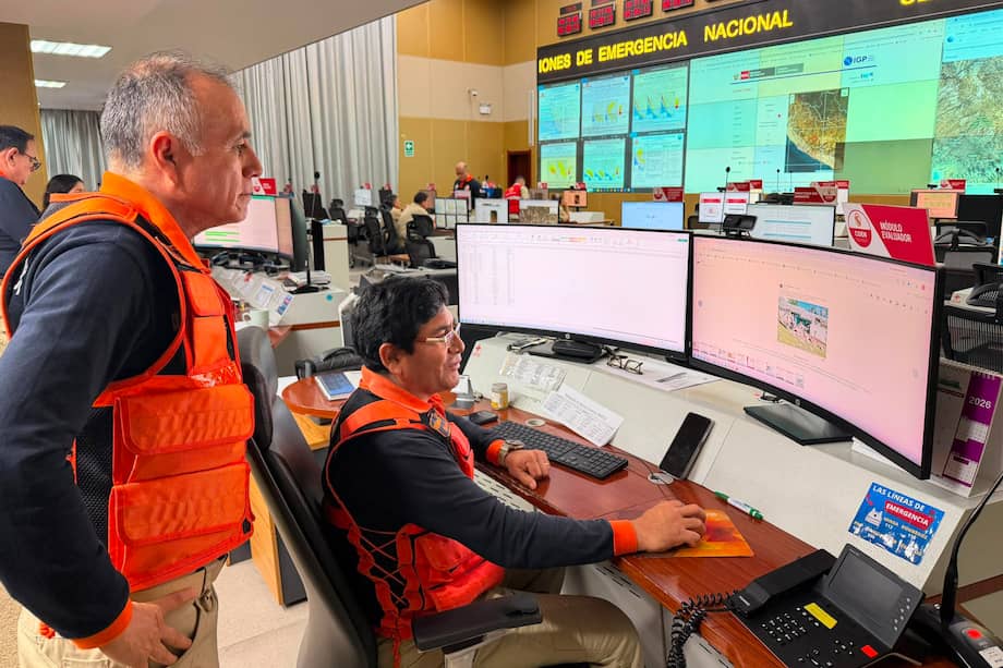 Luis Enrique Vásquez, jefe de Indeci, monitorea los efectos del terremoto de magnitud 7,2 en Ayacucho, Perú.