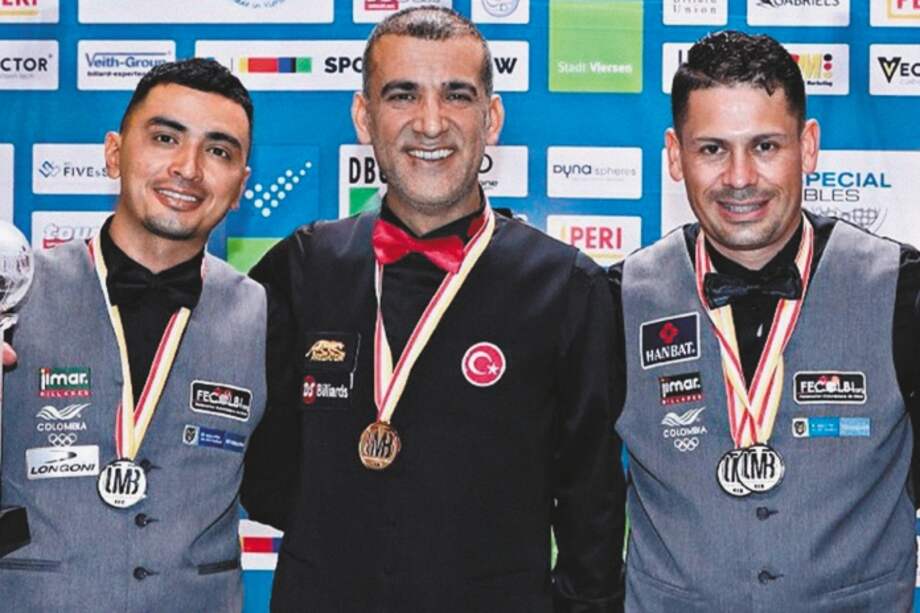 El caldense Huberney Cataño (izq.), el turco Tayfun Tasdemir y el bogotano Pedro González, tres de las figuras del Mundial de Billar a Tres Bandas. / Fecolbi