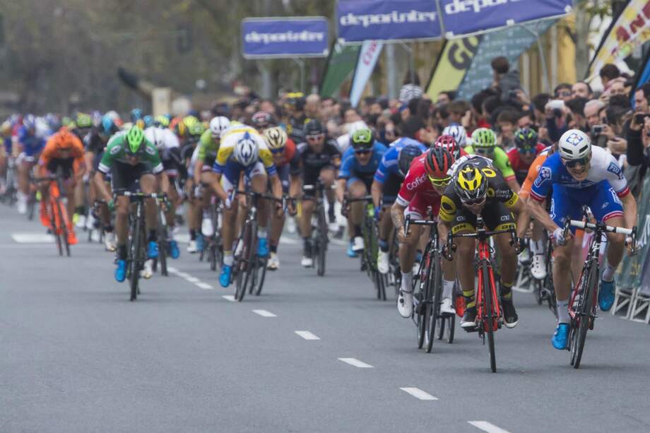 El velocista francés Bryan Coquard (i) (Direct Energie) ha conseguido la victoria en la cuarta etapa de la edición 63 de la Vuelta a Andalucía / EFE