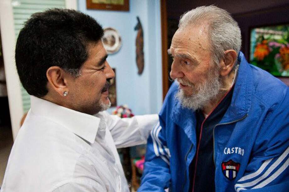 Fidel Castro (d) reunido con el ex futbolista argentino Diego Armando Maradona / EFE