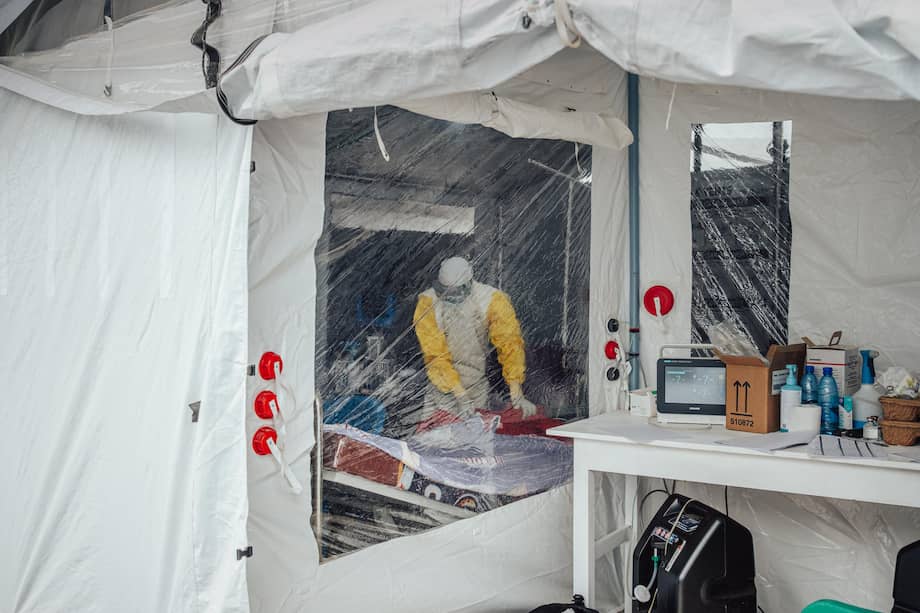 La OMS está evaluando candidatos a vacunas y terapias y trabaja para poner en marcha un ensayo clínico con una vacuna contra el ébola de Zaire, además de un ensayo de tratamientos específicos para la enfermedad por virus Bundibugyo que ya había comenzado a reclutar pacientes. EFE/ Julien Dewarichet/MSF.