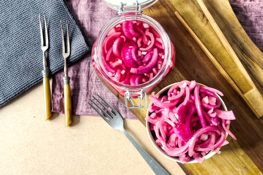 Usa esta cebolla encurtida para preparar ensaladas que funcionan como guarnición para el almuerzo.