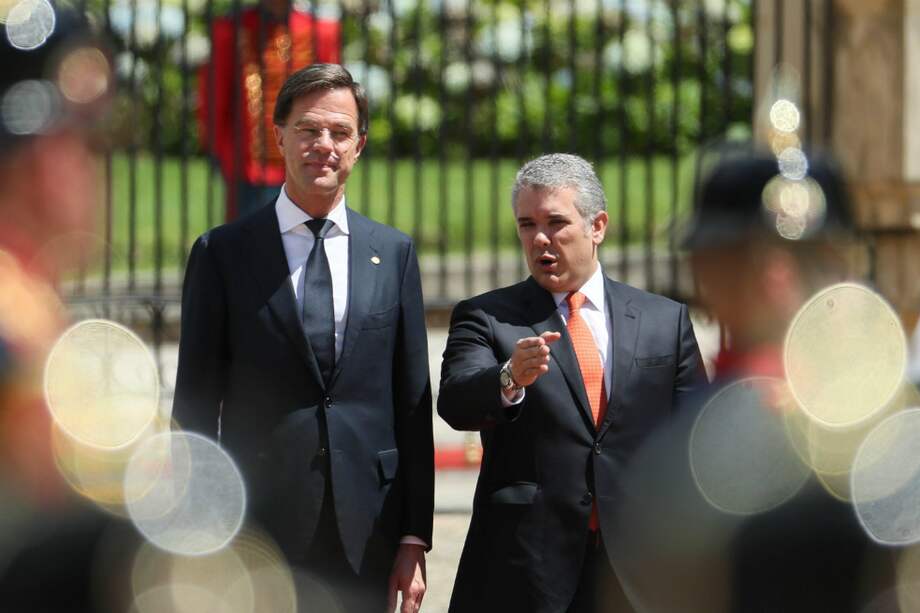 El Primer Ministro de Países Bajos, Mark Rutte (izquierda), y el presidente de Colombia, Iván Duque (derecha), estuvieron presentes en la recepción con honores militares en la Casa de Nariño con motivo de la visita del mandatario europeo. / EFE