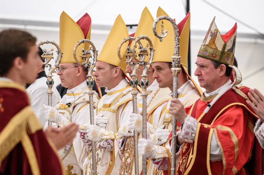 Los nuevos obispos católicos tradicionalistas consagrados, el suizo Pascal Schreiber, el estadounidense Michael Goldade, el francés Michel Poinsinet de Sivry y el francés Marc Hanappier, se encuentran junto al obispo de origen español Alfonso de Galarreta durante la consagración cismática de obispos por la Sociedad Católica tradicionalista de San Pío X (SSPX) en Écone, al oeste de Suiza.