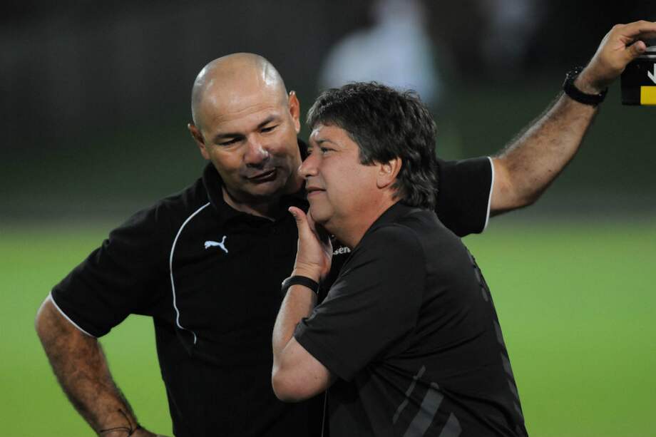 ‘Pánzer’ Carvajal (izq.) es el asistente técnico de ‘El Bolillo’ Gómez. / Luis Benavides