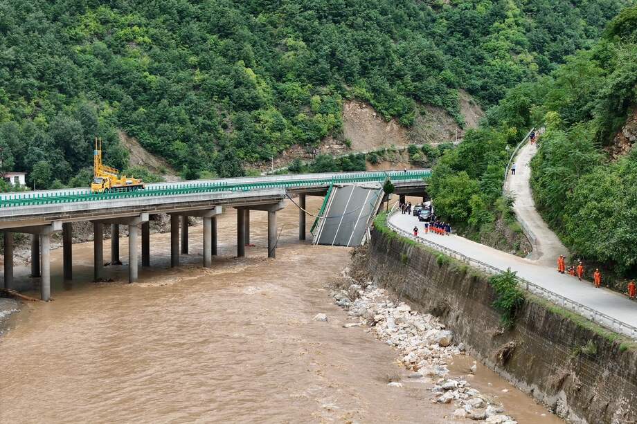 Una foto aérea tomada con drones muestra el sitio del colapso de un puente en el noroeste de China.