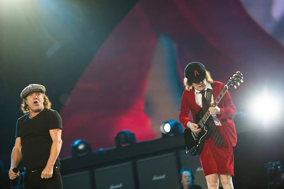 Brian Johnson y Angus Young en abril de 2015. / AFP