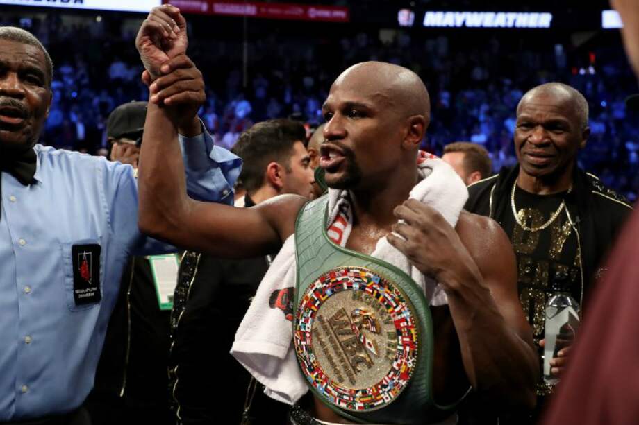 El boxeador estadounidense Floyd Mayweather es el famoso mejor pagado en el mundo gracias a su célebre pelea con el luchador irlandés Conor McGregor. / AFP