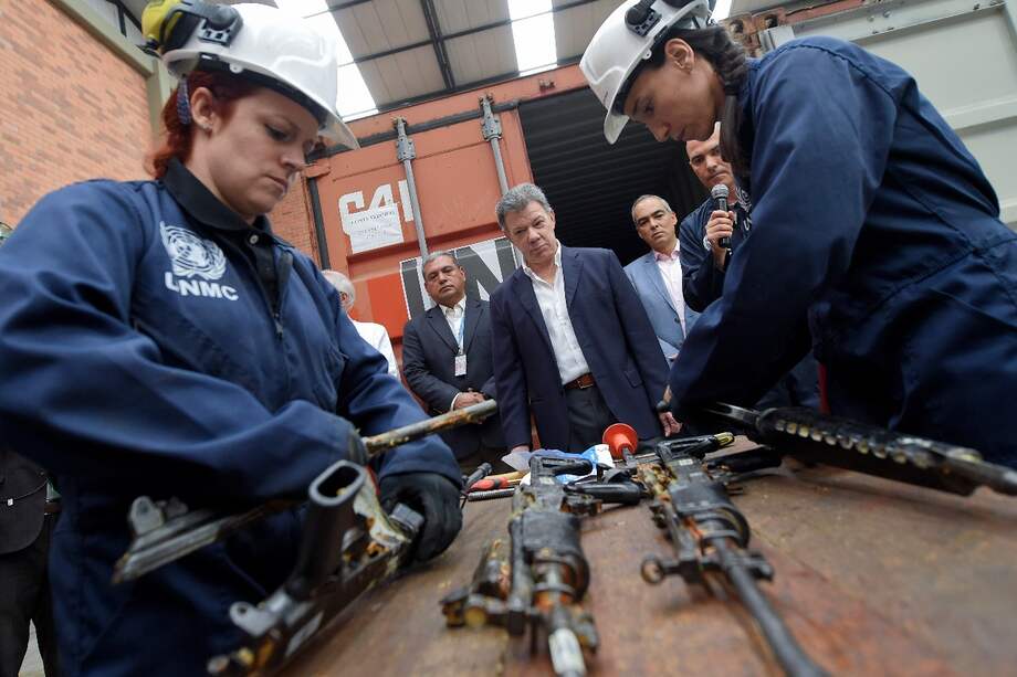En una bodega en Funza (Cundinamarca) permanecen 33 contenedores con las armas de las Farc. / Presidencia