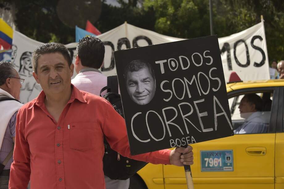 Manifestante ecuatoriano afuera de la Asamblea Nacional en Quito. / AFP