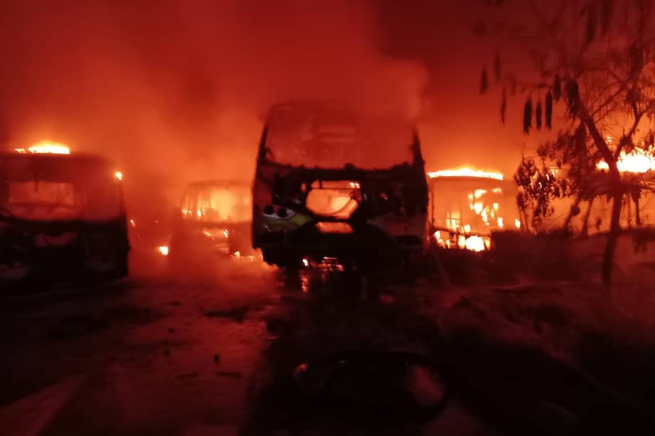 Los buses calcinados pertenecían a una de las empresas en liquidación.