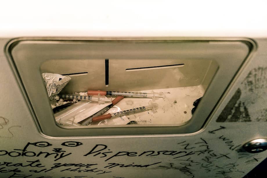 En Kensington fueron instalados varios botes de eliminación de jeringas. Sin embargo, algunos residentes explican que esto aseveró el problema. "El mensaje fue claro: puede usar drogas inyectables en el exterior, pero solo en Kensington", dijo Eduardo Esquivel, el presidente de la Asociación de Vecinos de Kensington.