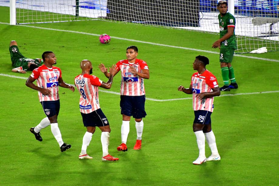 Los jugadores de Júnior celebran el gol con el que Larry Vásquez abrió el marcador frente a Patriotas.