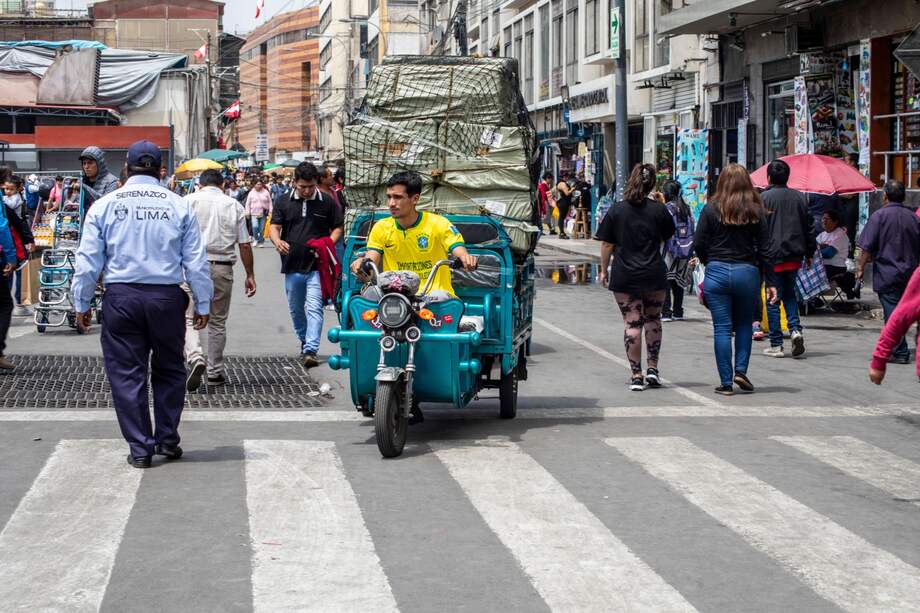 El mes pasado, el Ministerio de Economía de Perú recortó su previsión de crecimiento para este año del 2,5 % al 1,1 %. Foto: Fabiola Granda /Bloomberg
