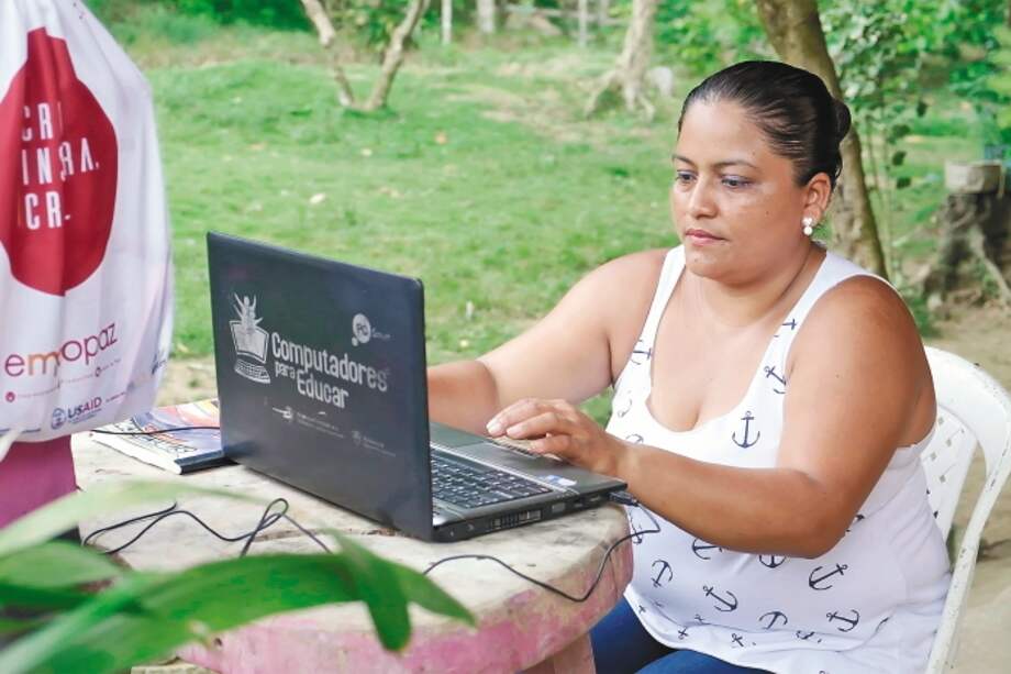 Cene Wifi se llama el emprendimiento que montó Ceneris Espitia. Antes la gente de la vereda debía viajar 45 minutos para conseguir una conexión. / Bancamía