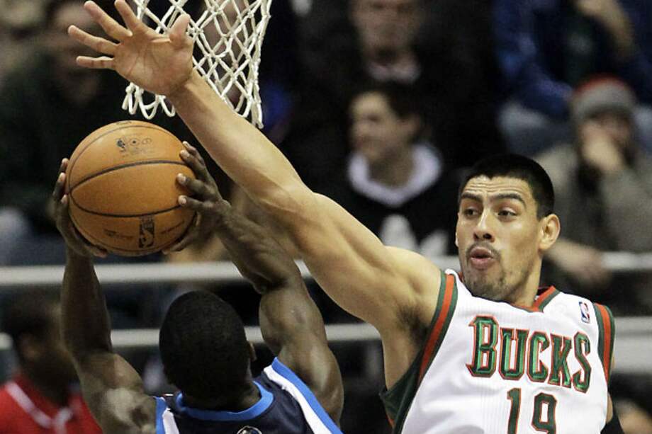 Gustavo Ayón tiene como prioridad consolidarse en la NBA