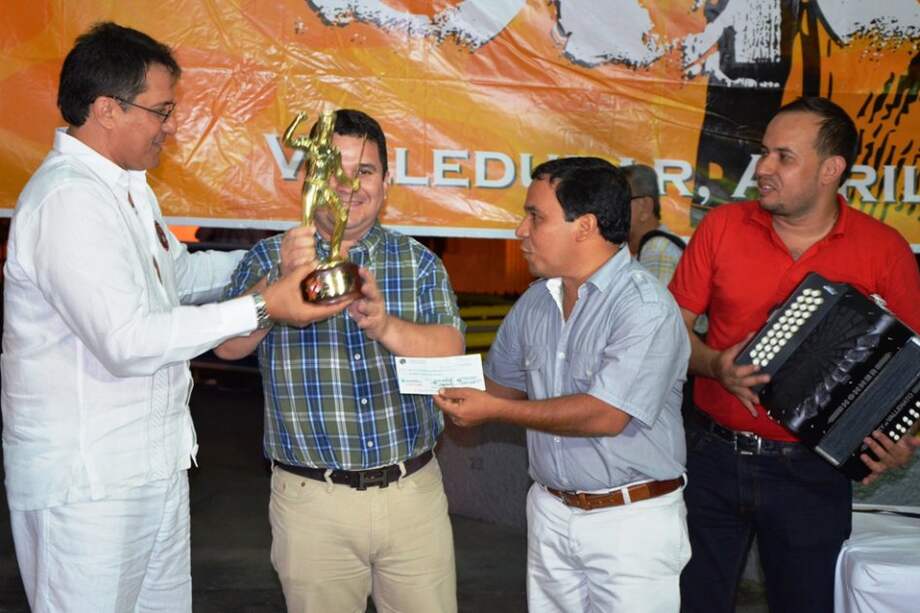 Entrega de premio al Rey Vallenato Gustavo Osorio Picón.
